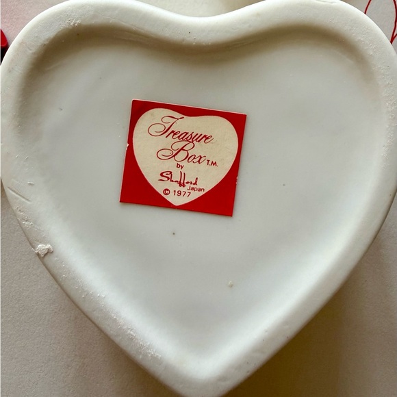 Enesco Suzy Stafford 1977 Trinket Heart Box - Picture 5 of 5